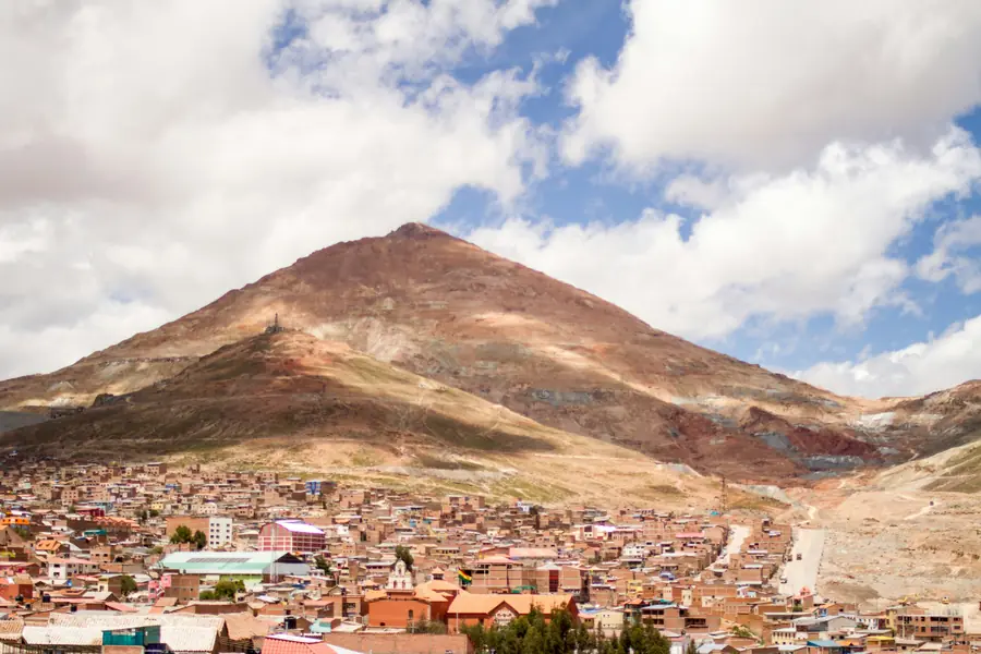 Ville minière historique de Potosí en Bolivie avec Cerro Rico en arrière-plan et architecture coloniale