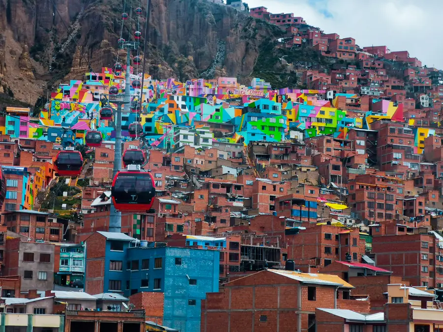 Vue panoramique de La Paz en Bolivie avec maisons colorées étagées sur les pentes andines et sommet Illimani enneigé
