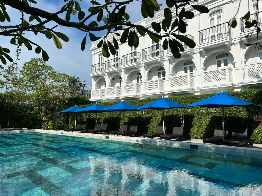 Hôtel-boutique au Cambodge avec design contemporain inspiré de l'art khmer et galerie d'art local