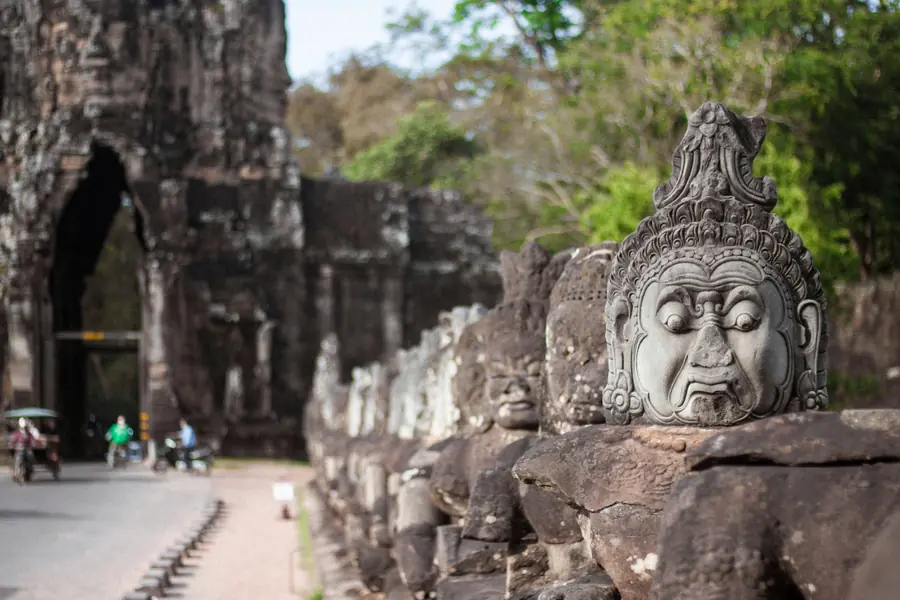 Temple d'Angkor Wat au Cambodge avec tours khmères se reflétant dans les bassins sacrés au lever du soleil
