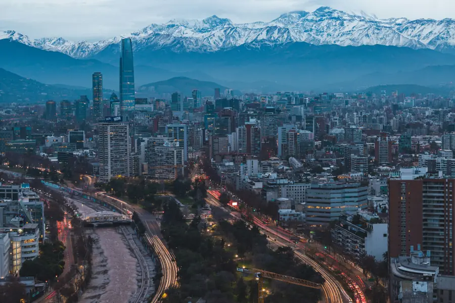 Skyline moderne de Santiago du Chili avec gratte-ciels et cordillère des Andes enneigée en arrière-plan