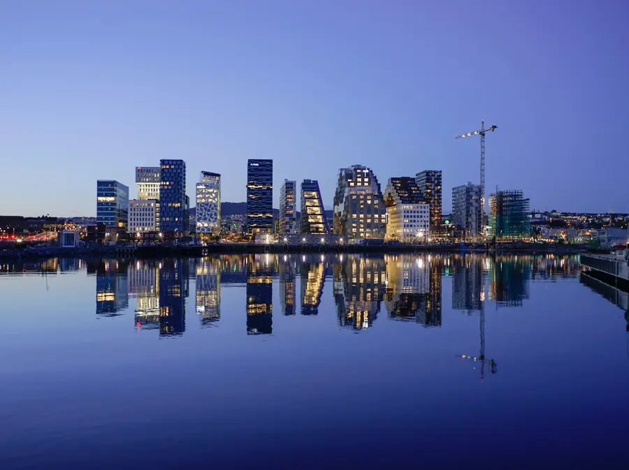 Architecture moderne d'Oslo en Norvège avec opéra futuriste et front de mer d'Aker Brygge