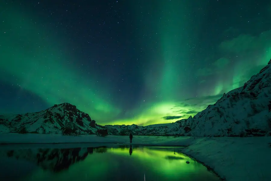Aurores boréales spectaculaires dansant dans le ciel arctique au-dessus de Tromsø en Norvège