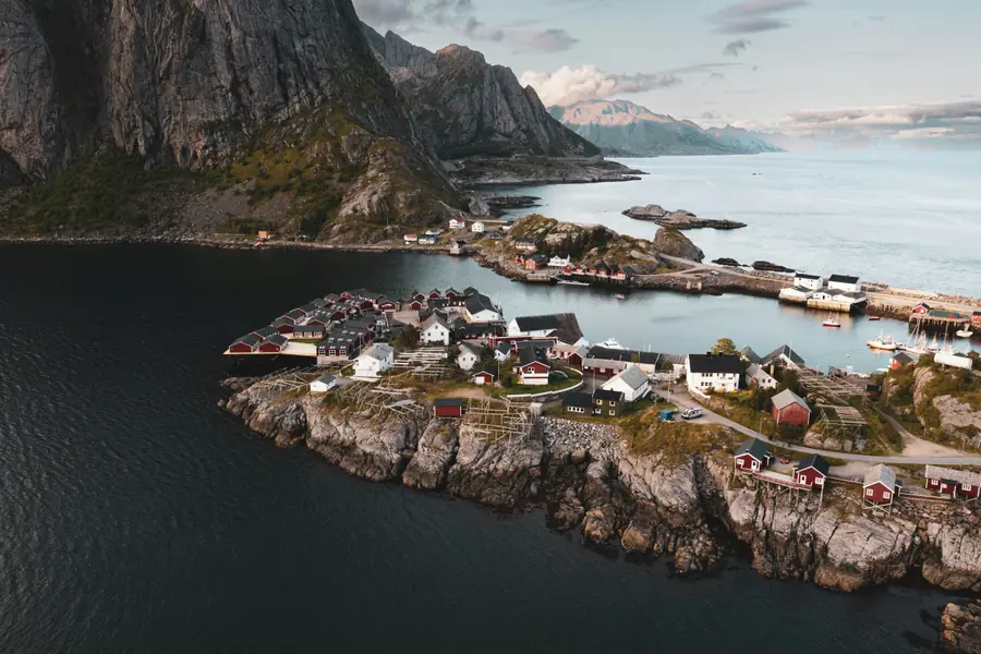Fjords norvégiens spectaculaires avec falaises vertigineuses, cascades et eaux émeraude sous ciel arctique