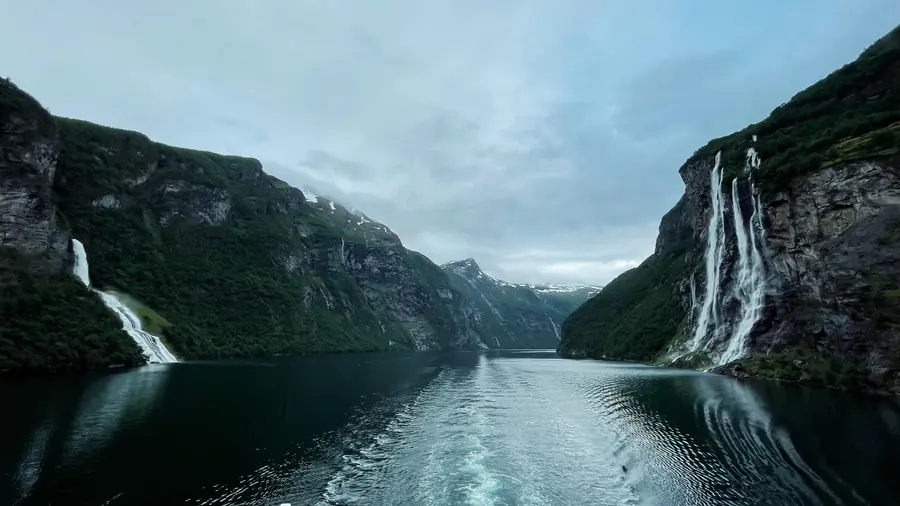 Geirangerfjord en Norvège avec cascade des Sept Sœurs et falaises vertigineuses classées UNESCO