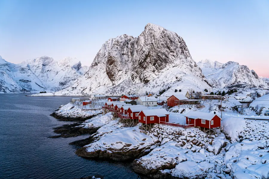 Îles Lofoten en Norvège avec pics acérés émergeant de l'océan Arctique et villages de pêcheurs colorés