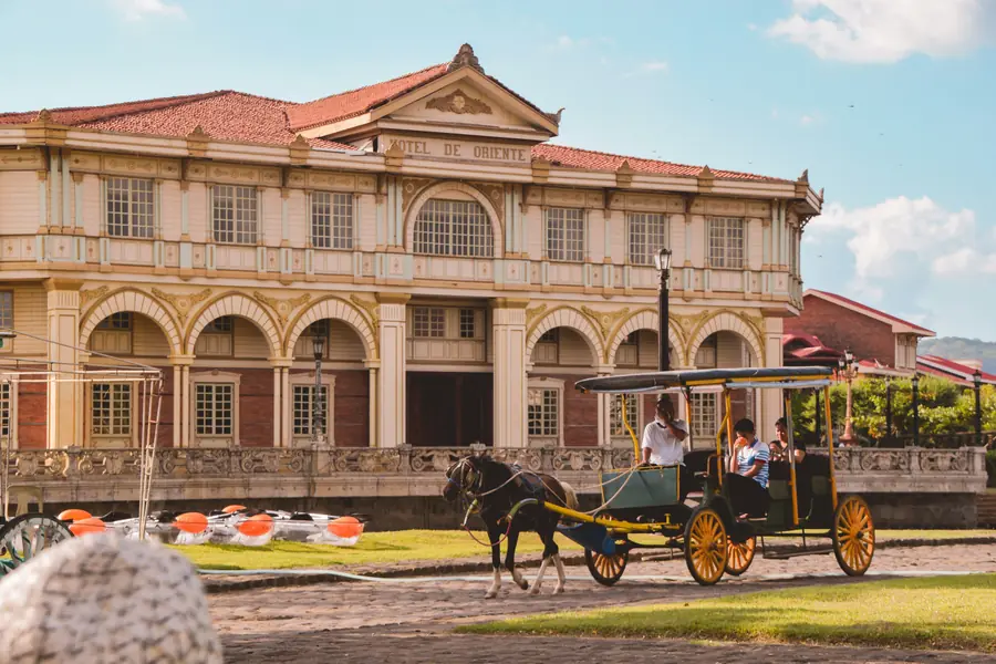 Quartier historique d'Intramuros à Manille aux Philippines avec architecture coloniale espagnole et calèches