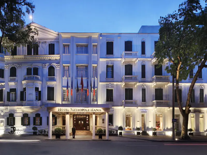 Hôtel colonial français restauré à Hanoï avec façade blanche et balcons en fer forgé
