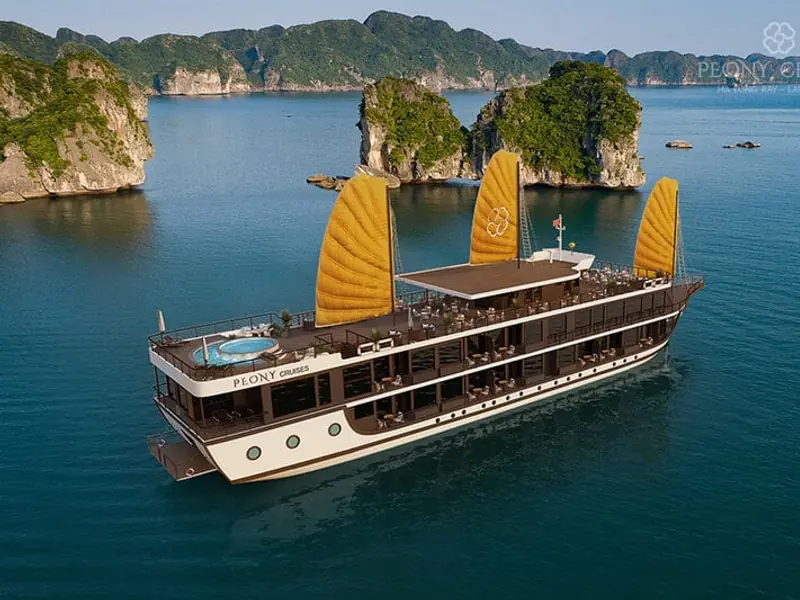 Jonque traditionnelle de luxe dans la baie d'Halong avec suite privative et terrasse panoramique