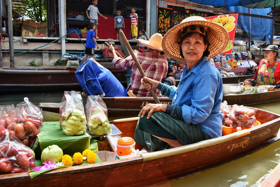 Marché flottant traditionnel du delta du Mékong avec bateaux chargés de fruits tropicaux