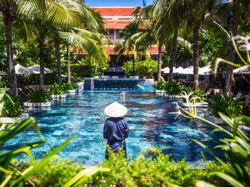 Resort de charme à Hoi An avec architecture vietnamienne traditionnelle et piscine tropicale