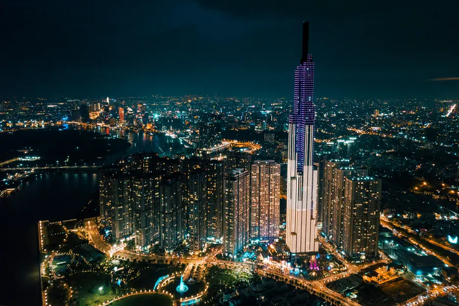 Skyline moderne de Ho Chi Minh-Ville avec gratte-ciels illuminés et circulation nocturne animée