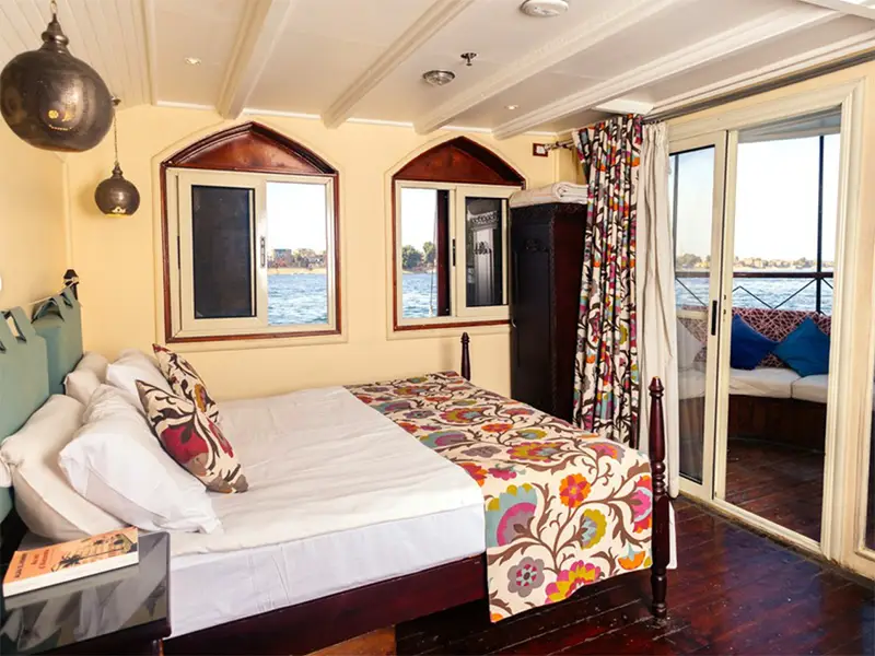 Cabine luxueuse d'une dahabeya sur le Nil